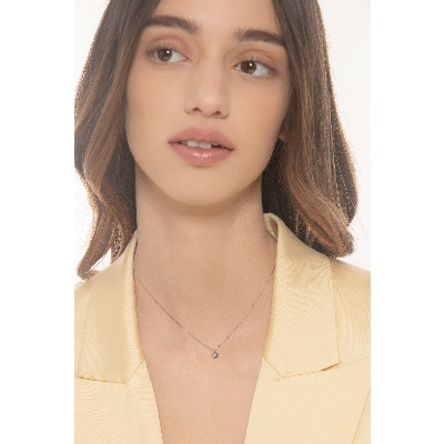 Collar en oro blanco 18k flor adornada con un diamante