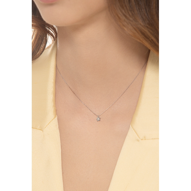 Collar en oro blanco 18k flor adornada con un diamante Collar en oro blanco 18k flor adornada con un diamante