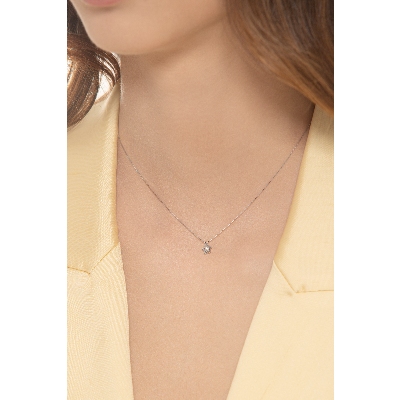 Collar en oro blanco 18k flor adornada con un diamante