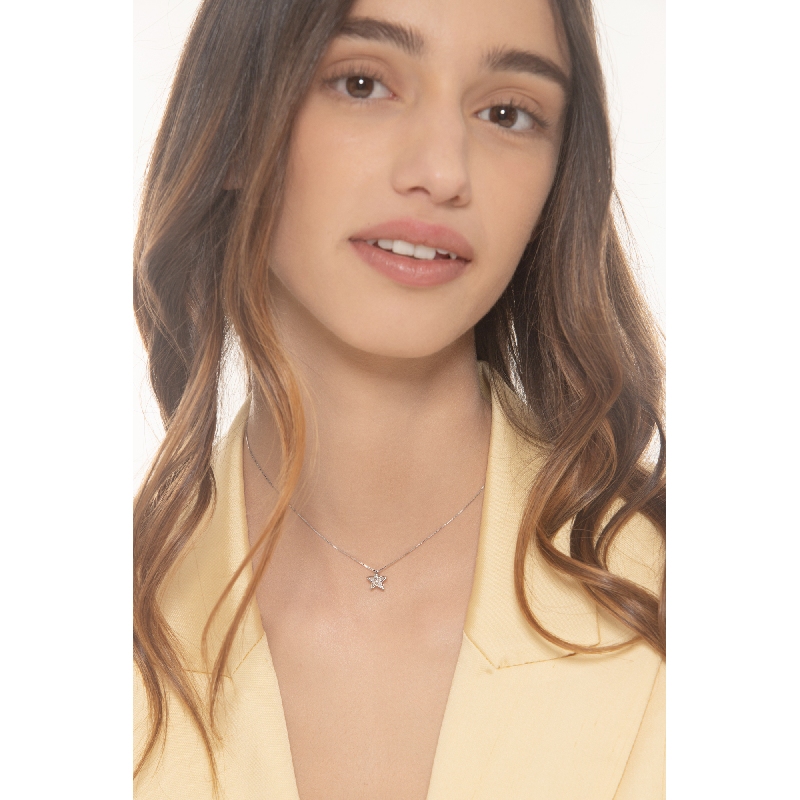 Collar con estrella en oro blanco 18k con diamantes brillantes