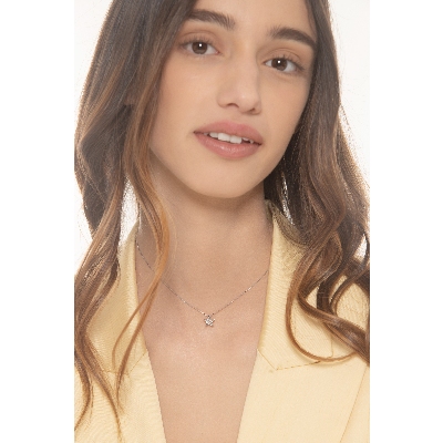 Collar con estrella en oro blanco 18k con diamantes brillantes