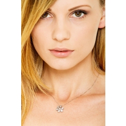 Collana in oro bianco 18k con pendente a fiore e 6 petali in diamanti 2