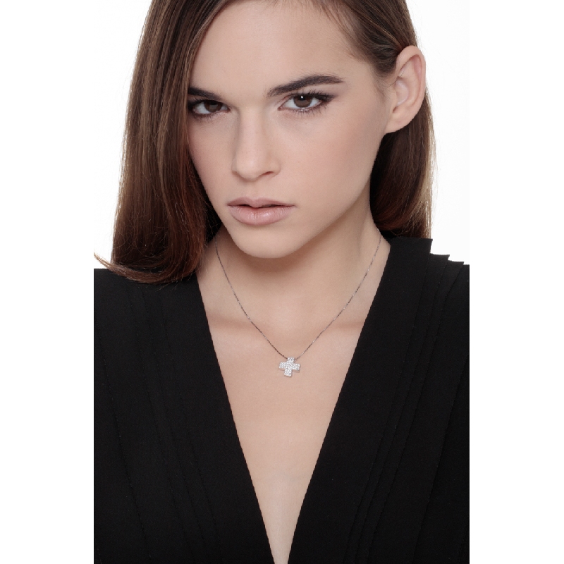 Collar de oro blanco de 18k con cruz de diamantes en pavé Collar de oro blanco de 18k con cruz de diamantes en pavé