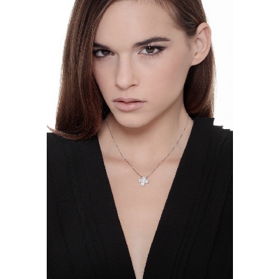 Collar de oro blanco de 18k con cruz de diamantes en pavé