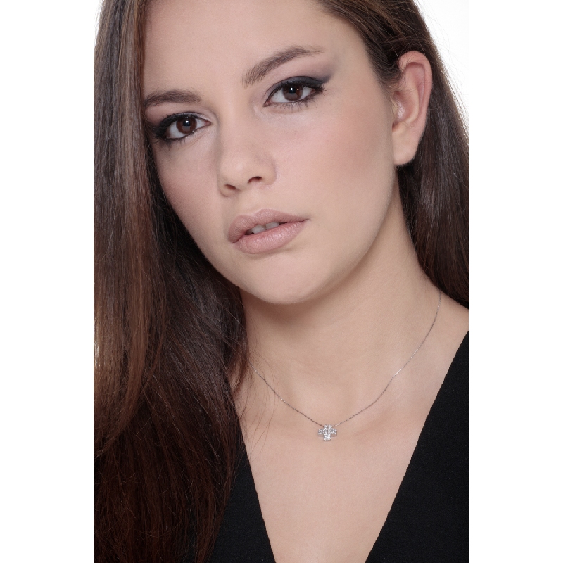 Collar en oro blanco de 18 quilates con cruz engastada en pavé de diamantes Collar en oro blanco de 18 quilates con cruz engastada en pavé de diamantes