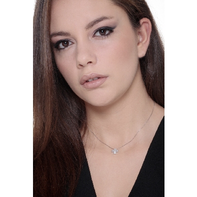 Collar en oro blanco de 18 quilates con cruz engastada en pavé de diamantes