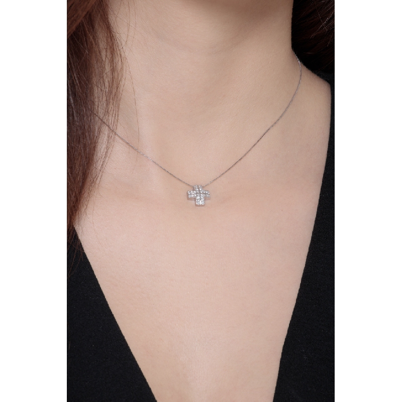 Collar en oro blanco de 18 quilates con cruz engastada en pavé de diamantes Collar en oro blanco de 18 quilates con cruz engastada en pavé de diamantes