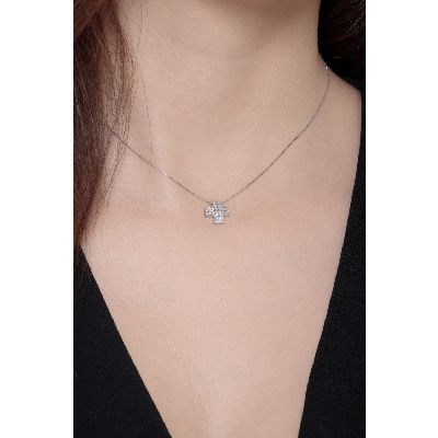 Collar en oro blanco de 18 quilates con cruz engastada en pavé de diamantes