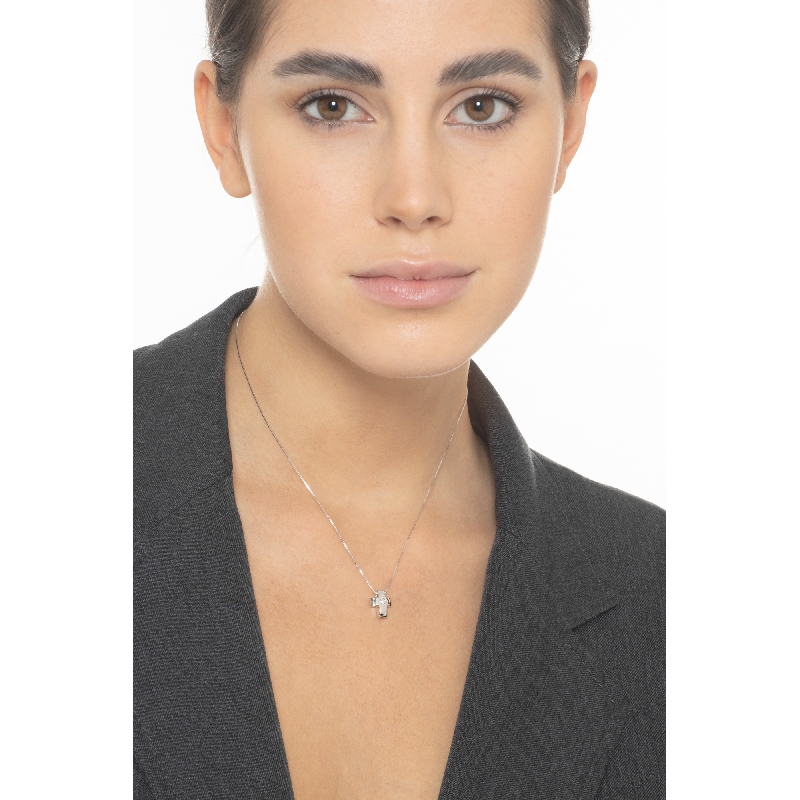 Collar y cruz de mujer en oro blanco de 18kt con diamante