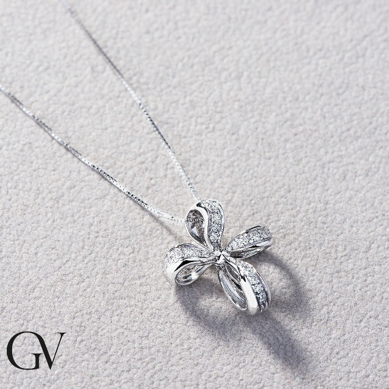 Collar en oro blanco 18k con cruz elaborada y diamantes brillantes