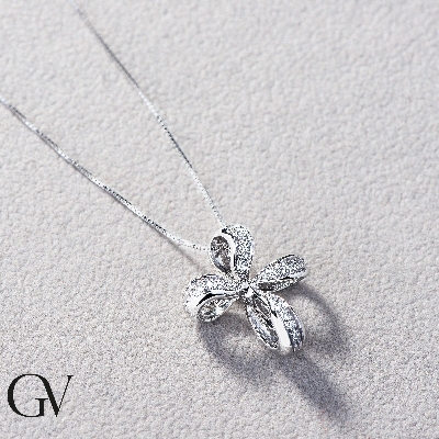 Collar en oro blanco 18k con cruz elaborada y diamantes brillantes