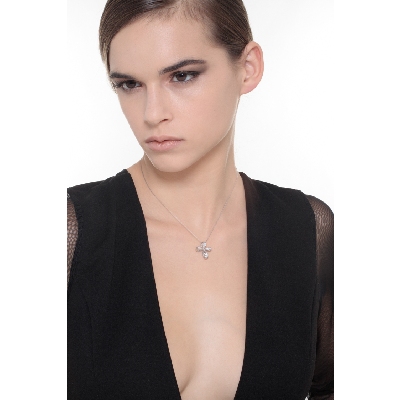 Collar en oro blanco 18k con cruz elaborada y diamantes brillantes