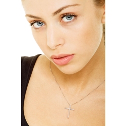 Collar en oro blanco de 18k con colgante de cruz con diamantes 2