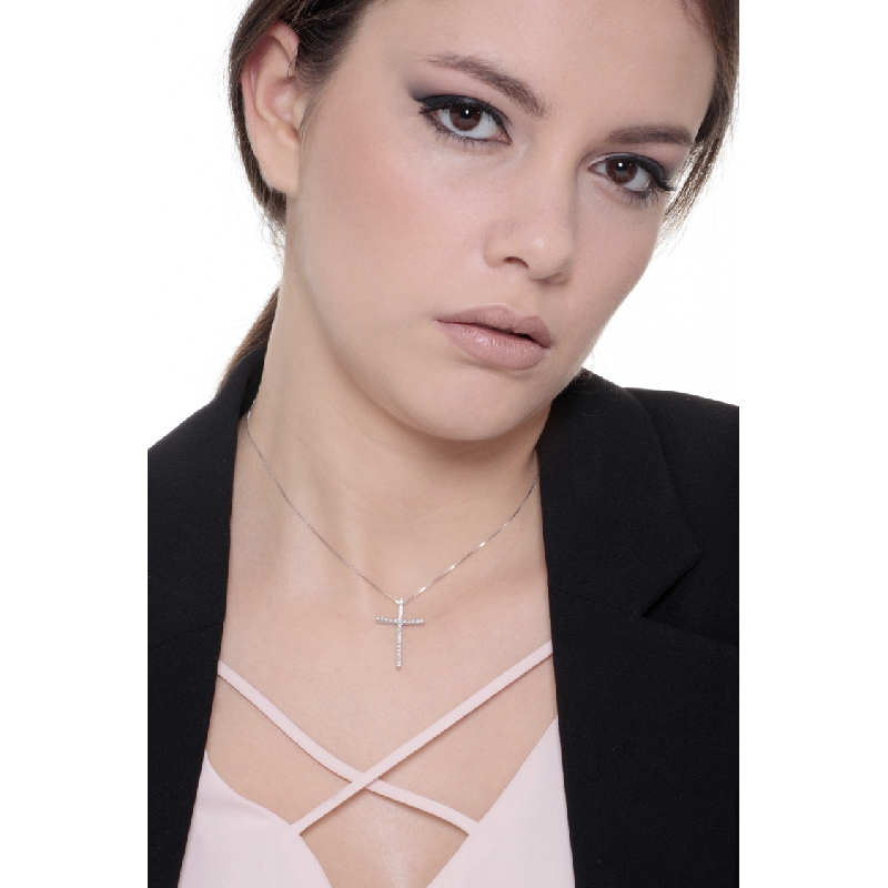Collar en oro blanco 18k con cruz de diamantes brillantes