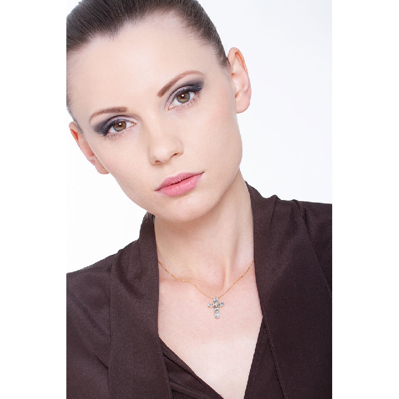 Collar en oro amarillo 18k con cruz con aguamarinas y diamante