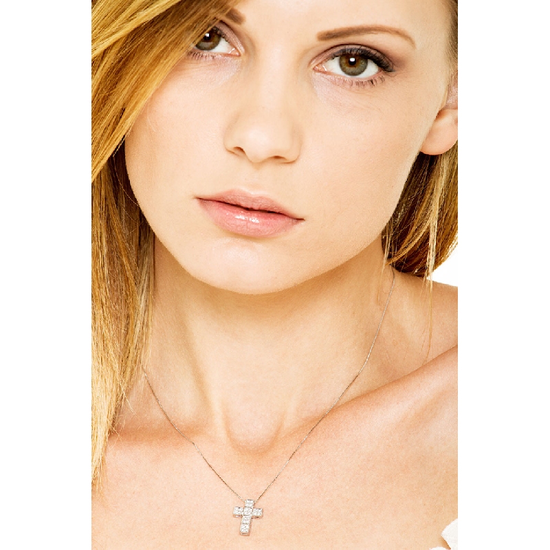 Collar en oro blanco 18k con cruz con brillantes 0.20 ct