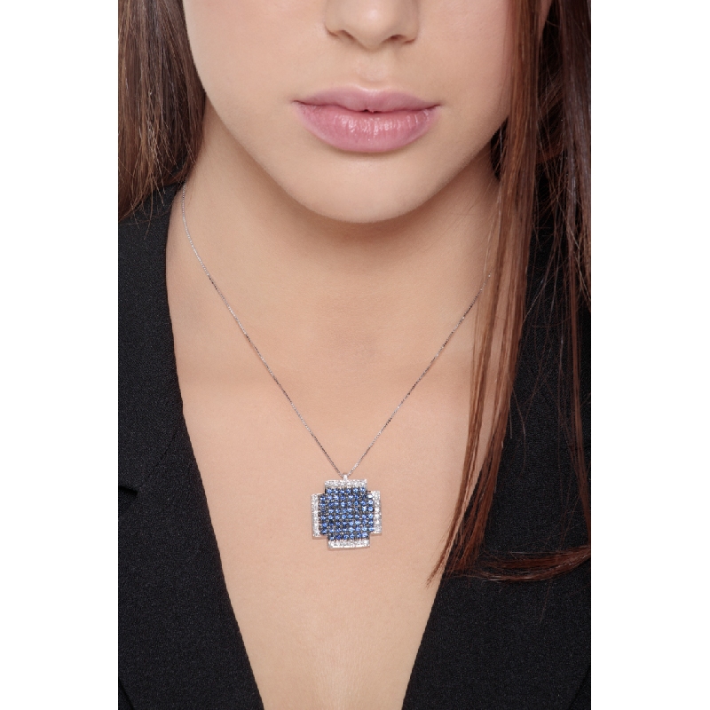 Collar en oro blanco 18k con cruz cuadrada con zafiros y diamantes