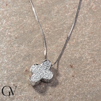 Collar en oro blanco 18k con cruz bombada curva y diamantes