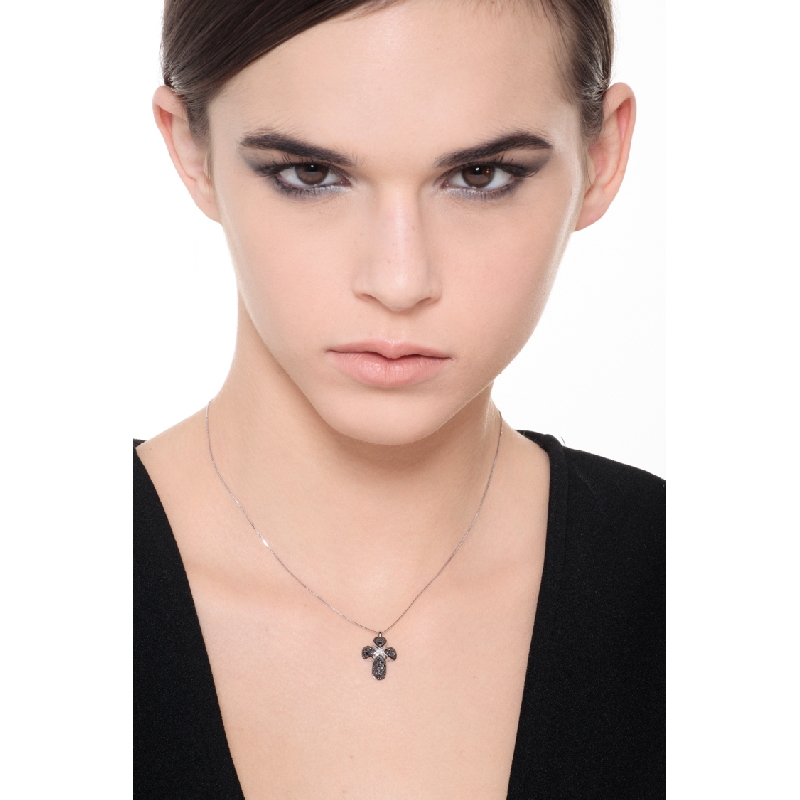 Collar con cruz abombada en oro blanco 18k con diamantes negros y diamante