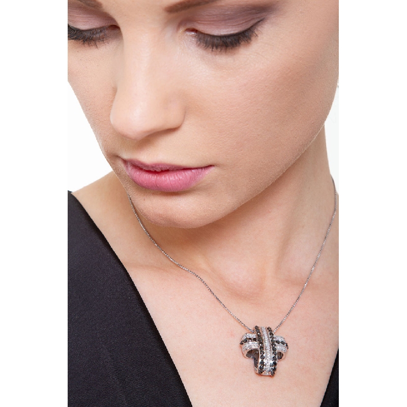 Collar con cruz abombada en oro blanco 18k con diamantes blancos y negros