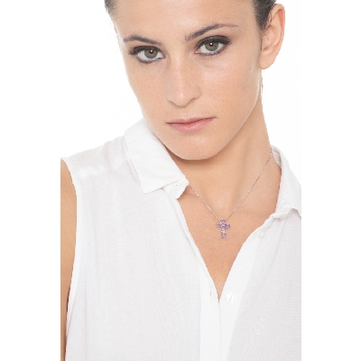 Collar en oro blanco de 18 quilates con cruz de amatistas y diamantes