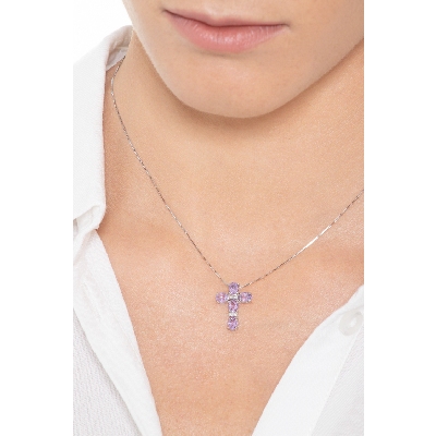 Collar en oro blanco de 18 quilates con cruz de amatistas y diamantes