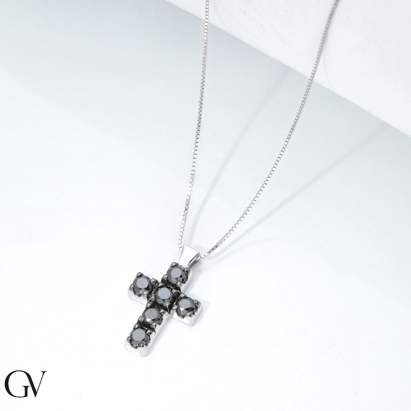 Collar en oro blanco 18k con cruz de diamantes negros 50 cm