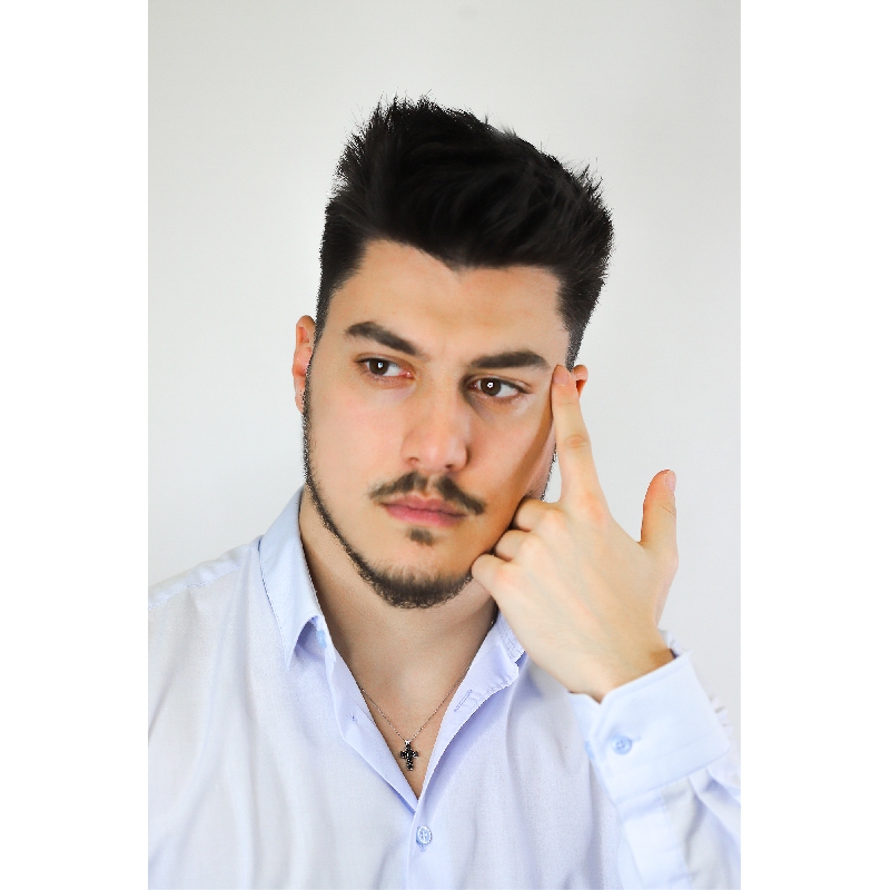 Collar en oro blanco 18k con cruz de diamantes negros 50 cm