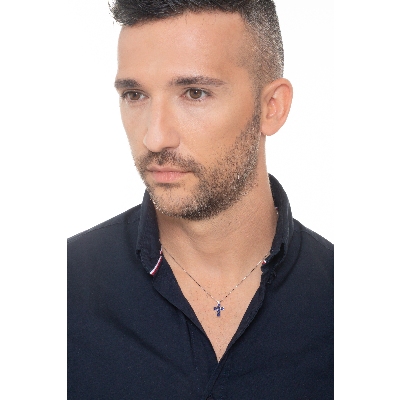 Collar con colgante de cruz en oro blanco de 18 quilates con zafiros azules