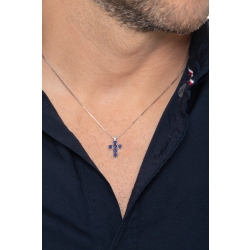 Collar con colgante de cruz en oro blanco de 18 quilates con zafiros azules 2