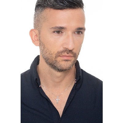 Collar hombre en oro blanco con cruz y diamantes, de 24x15 mm