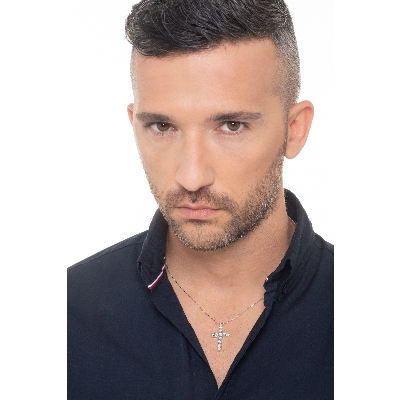 Collar en oro blanco de 18 quilates con cruz y diamantes