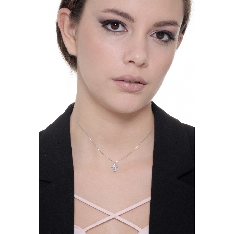 Collar en oro blanco 18k con cruz de diamantes brillantes 13x10 mm