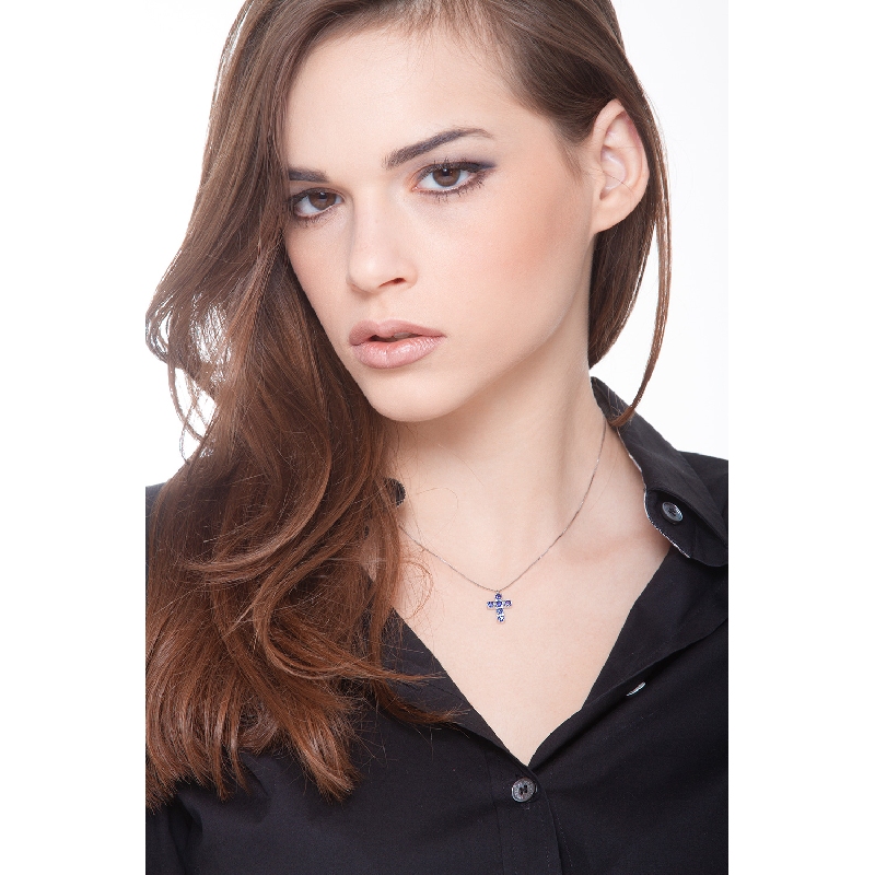 Collar en oro blanco 18k con cruz con zafiros azules