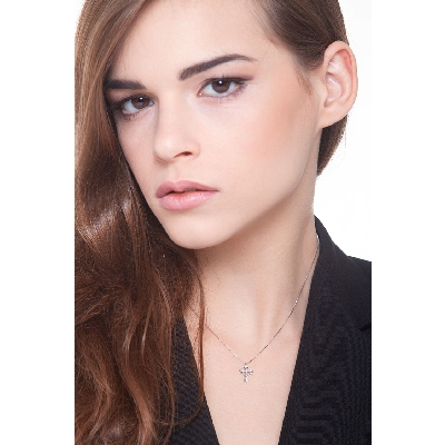 Collar en oro blanco 750 con cruz cuadrada y diamantes