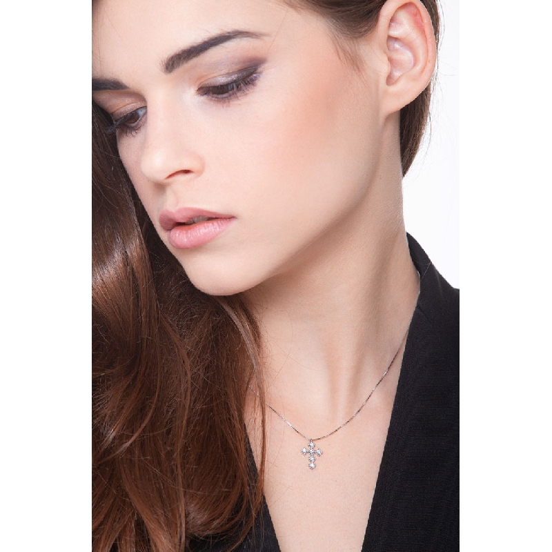 Collar en oro blanco 18k con cruz cuadrada y diamantes