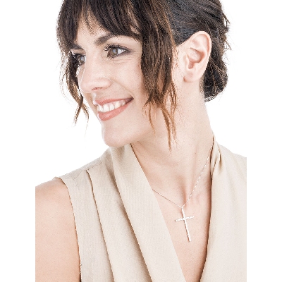 Collar de mujer y cruz en oro blanco de 18kt con diamantes