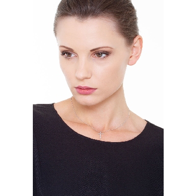 Collar con colgante cruz en oro blanco 18k y diamantes