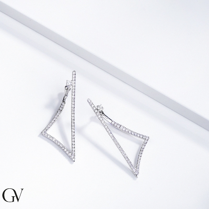 Pendientes triangulares en oro blanco 18k con diamantes Pendientes triangulares en oro blanco 18k con diamantes