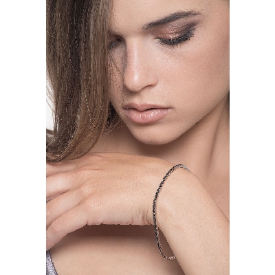 Pulsera riviere con garras en oro blanco de 18k con diamantes negros