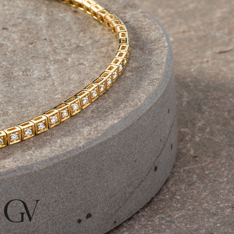 Pulsera cuadrada de oro amarillo de 18k engastada con diamantes Pulsera cuadrada de oro amarillo de 18k engastada con diamantes