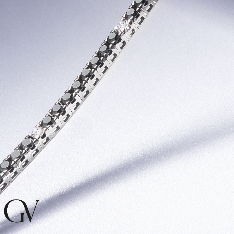 Pulsera Tennis en oro blanco 18 quilates con diamantes negros y blancos  Pulsera Tennis en oro blanco 18 quilates con diamantes negros y blancos