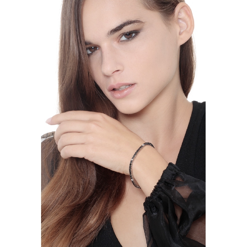 Pulsera Tennis en oro blanco 18 quilates con diamantes negros y blancos  Pulsera Tennis en oro blanco 18 quilates con diamantes negros y blancos
