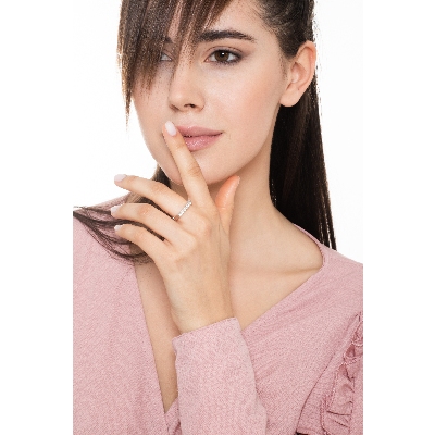 Anillo con 9 Piedras en Oro Blanco 18 Quilates con Diamantes