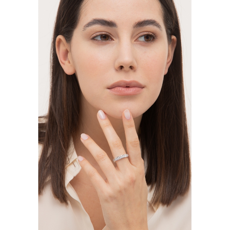 Anillo Eternity riel en oro blanco 18k con diamantes