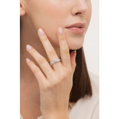 Anillo Eternity riel en oro blanco 18k con diamantes