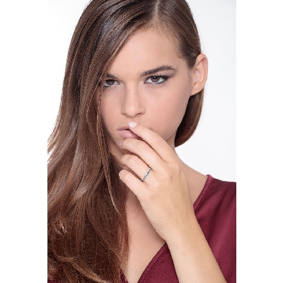 Anillo de eternidad con diamantes blue en Oro Blanco 18k