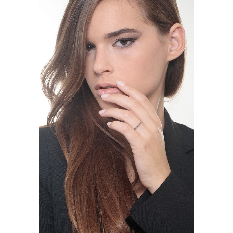 Anillo Eternity garras en oro rosa 18k con diamantes azules