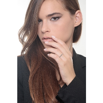 Anillo Eternity garras en oro rosa 18k con diamantes azules