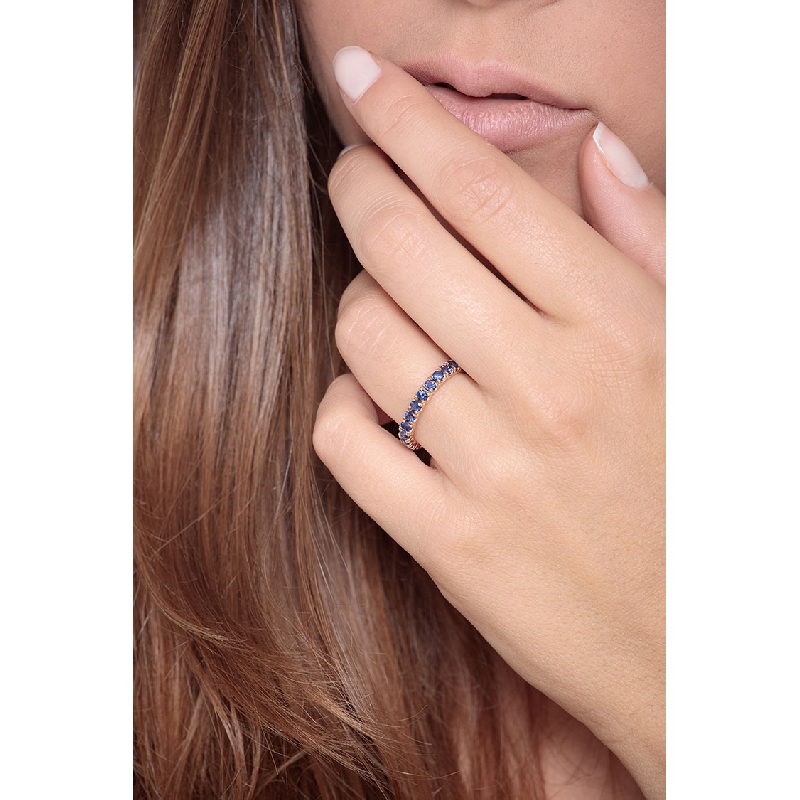 Anillo Eternity en oro rosa 18k con zafiros azules